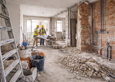 Conducteurs de travaux consultant des plans sur chantier de rénovation