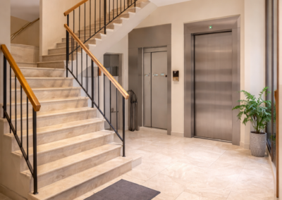 Rénovation des parties communes d’une copropriété dans le Var avec escalier en pierre et ascenseur modernisé