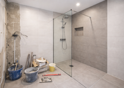 Salle de bain rénovée avec meuble en bois et double vasque